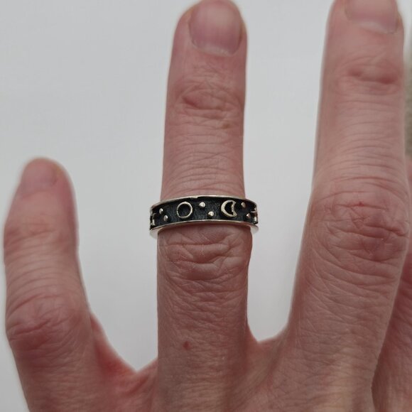 Size 6 Sterling Silver Dark Style Moon And Stars Ring A2603 - Picture 2 of 7